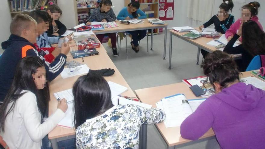 Niños y niñas durante una clase de refuerzo escolar en Lo Campano.