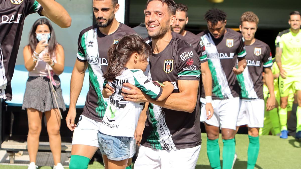 David Rocha, saliendo con su hija al campo antes de un partido con el Mérida.