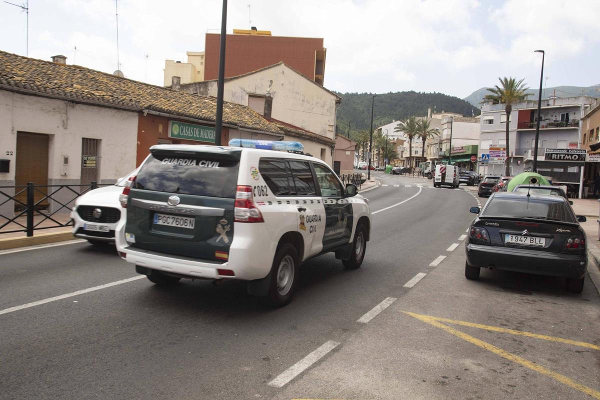 Una unidad de la Guardia Civil en la travesía de Favara, en una imagen de archivo.