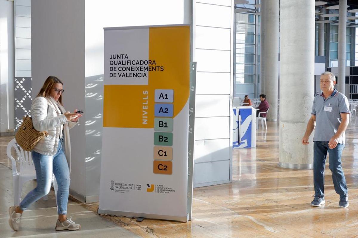 Cientos de personas realizan las pruebas orales del C2 de valenciano