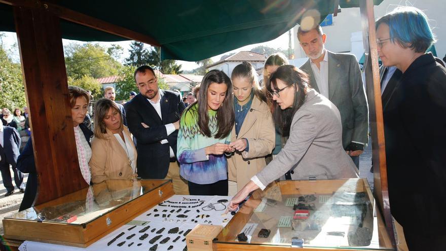 La Reina compró, y se puso al momento, unos pendientes hechos con magaya