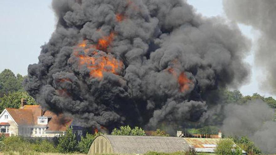 Siete muertos al estrellarse un avión durante una exhibición en Londres