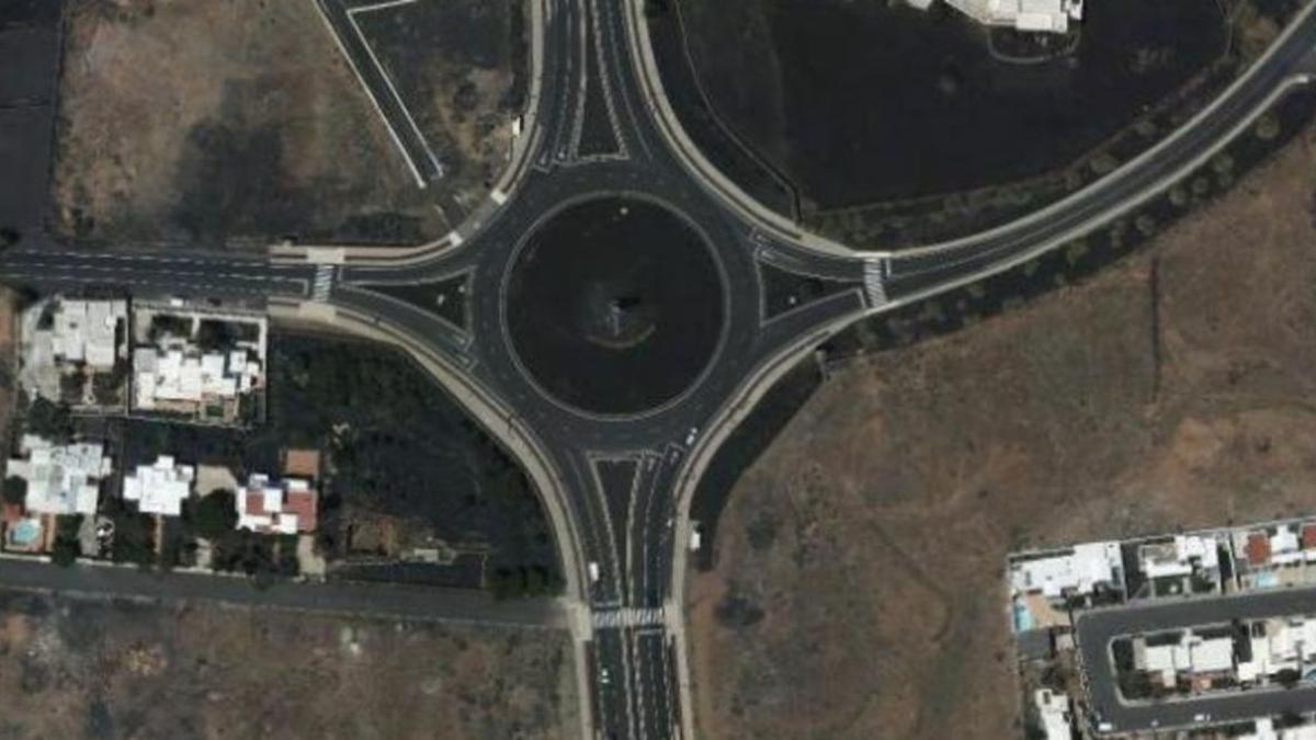Rotonda ‘moderna’ en el cruce de las carreteras Arrecife – Tahíche con San Bartolomé – Costa Teguise. | | LP/DLP