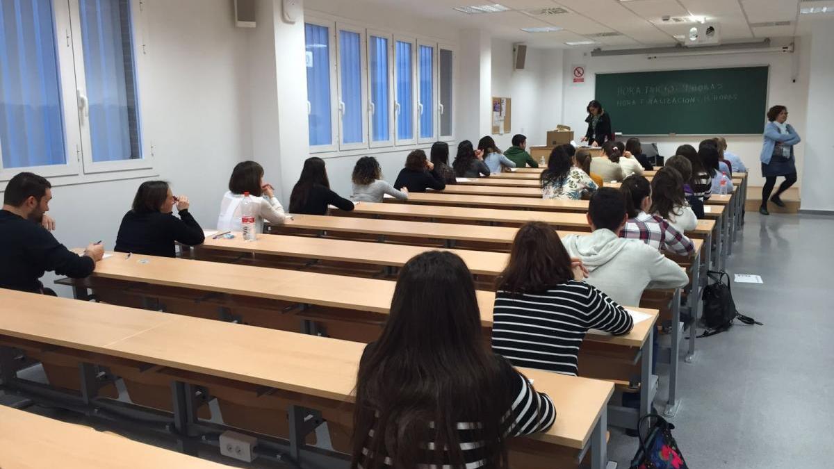 Más de 1.300 personas se examinan este domingo para lograr plaza fija en los centros públicos del SAS