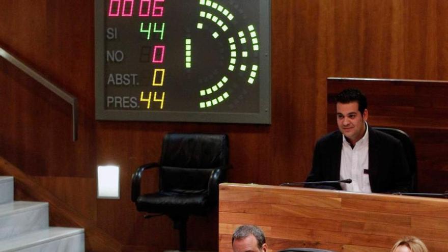 Javier Fernández, abajo a la izquierda, sigue el debate de ayer junto a la consejera de Hacienda, Dolores Carcedo. Arriba, los diputados Fernando Lastra, Nuria Devesa y Nino Torre.