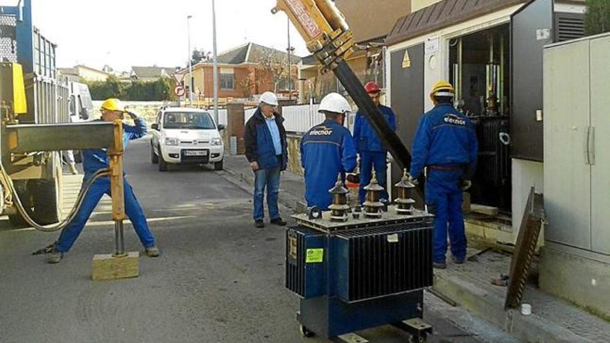 Operaris fent la instal·lació del nou transformador, ahir al matí