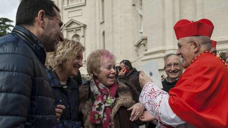 El cardenal Osoro saluda a unos allegados, ayer, tras el nombramiento.