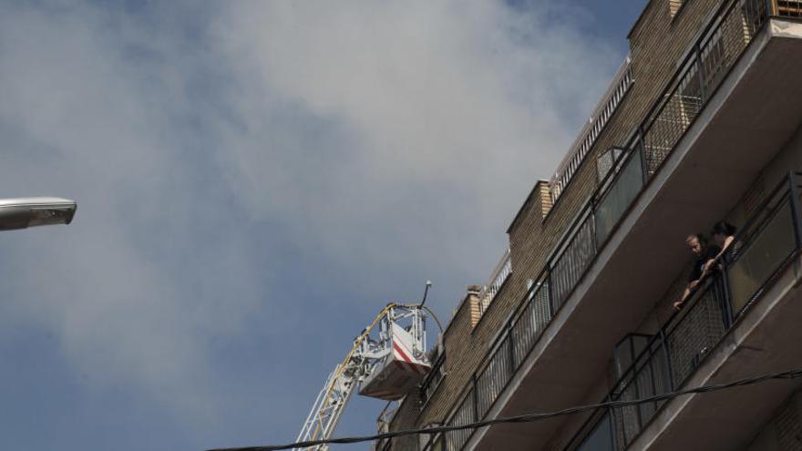 Un incendi crema la cuina d&#039;un àtic de Manresa