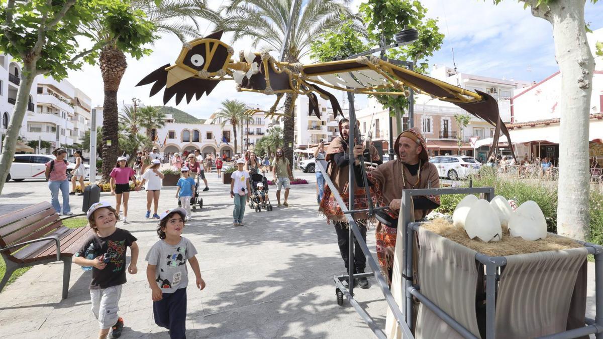 Uno de los espectáculos de calle celebrados el año pasado en el Festival Barruguet. | | J.A. RIERA