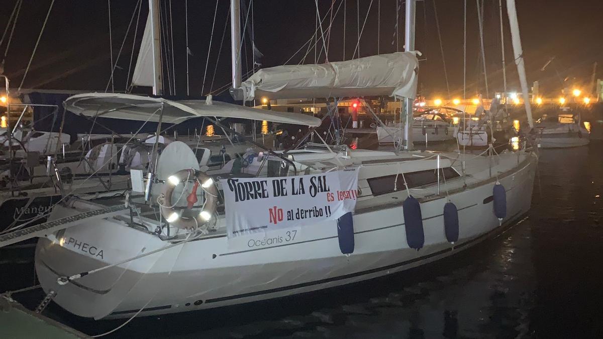 Este es uno de los barcos que ayer estaba preparado con pancartas para asistir a la romería de Torre la Sal.