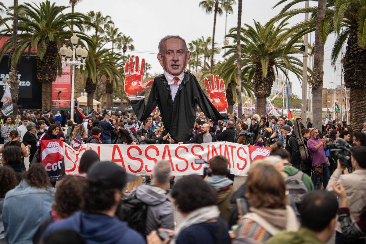 BARCELONA 12/04/2026 Sociedad. Una nueva flotilla con más de setenta embarcaciones y un millar de participantes se prepara para poner rumbo a Gaza, y el puerto de Barcelona se llena de actividades para apoyar la iniciativa. Foto de Zowy Voeten