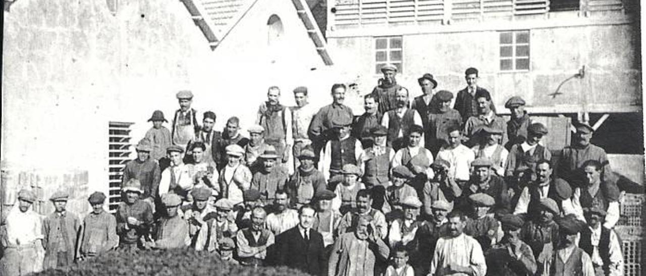 Trabajadores sanvicenteros de la fábrica a principios del siglo XX.