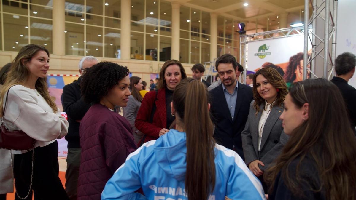 La gimnasta de l'Egiba Lorena Medina, d'esquena, parla amb la consellera de la Presidència, Laura Vilagrà