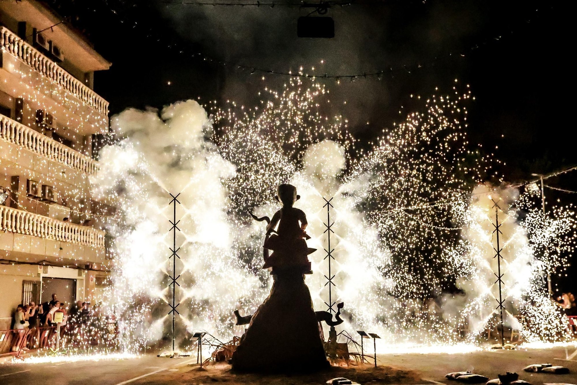 Correfocs y la hoguera más madrugadora arrancan el mejor ambiente de las fiestas patronales de Rojales