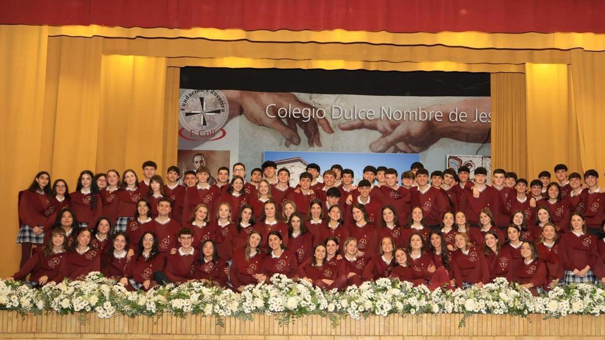 Foto de familia de los alumnos de 2º de Bachillerato en su graduación