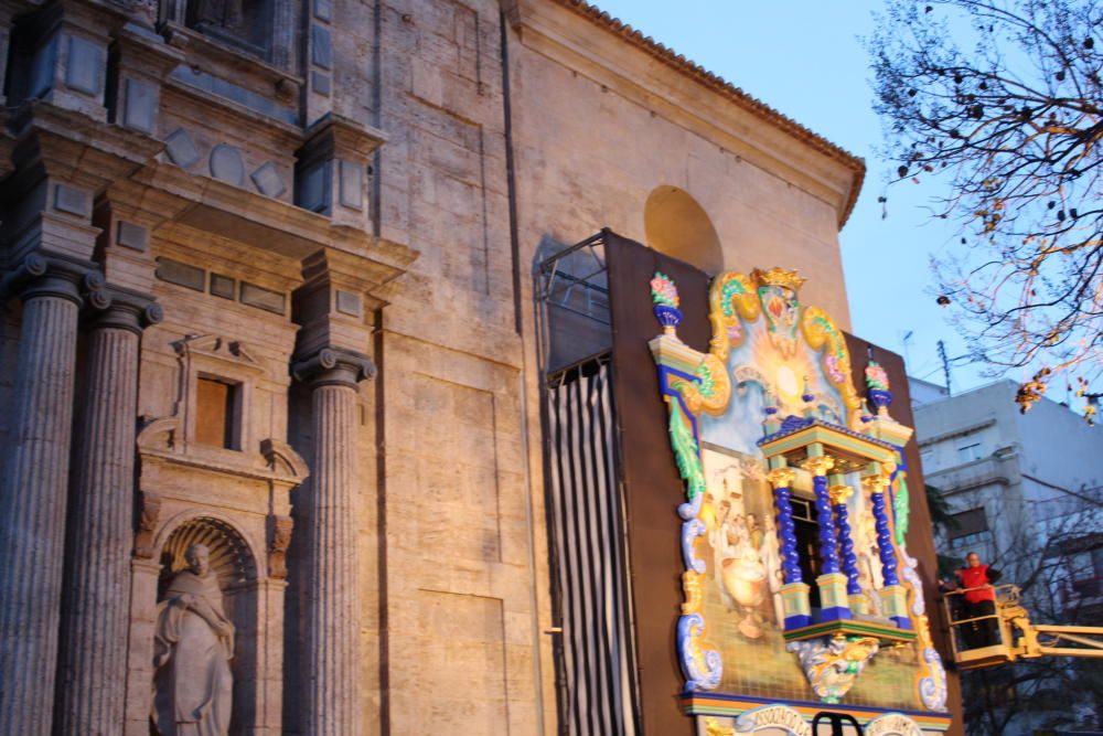 La fachada de la iglesia y al altar.