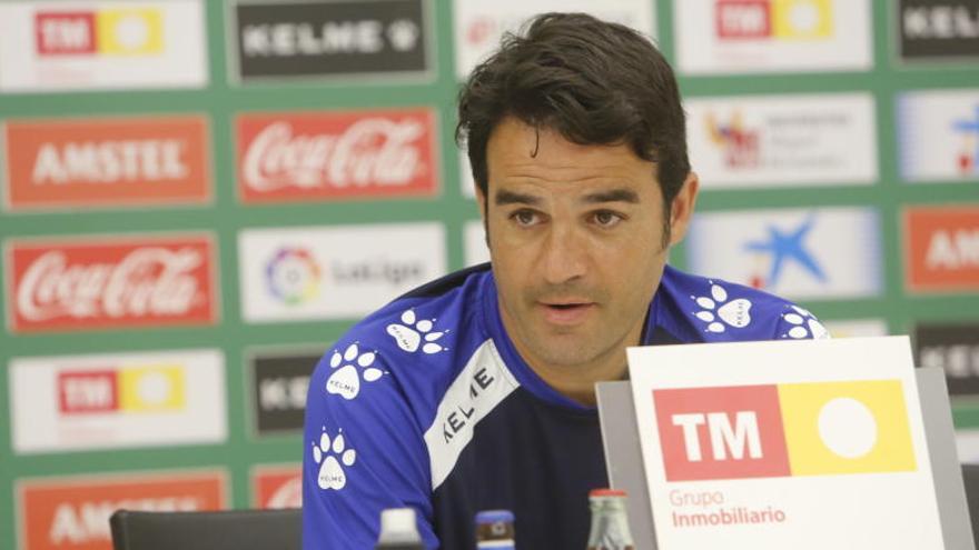 Alberto Toril, técnico del Elche, en la sala de Prensa del estadio Martínez Valero