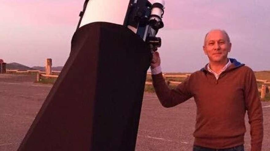 Fernando García Roncero, junto a un telescopio.