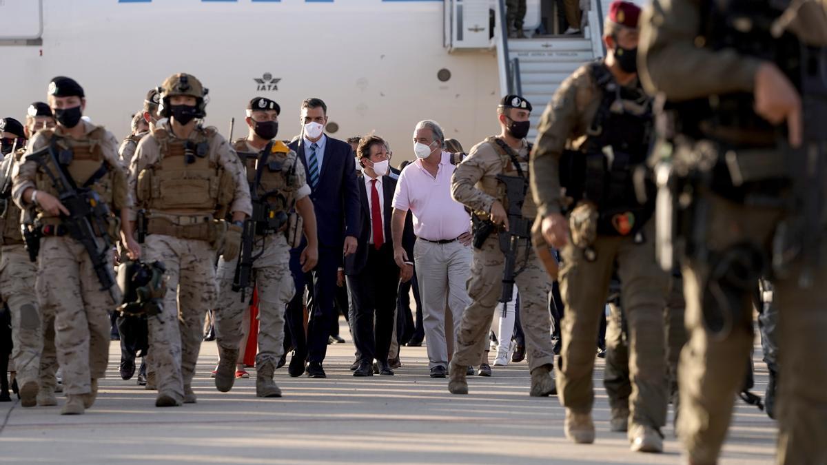 Pedro Sanchez y el Gabriel Ferrán, embajador en Afganistan. FOTO JOSÉ LUIS ROCA