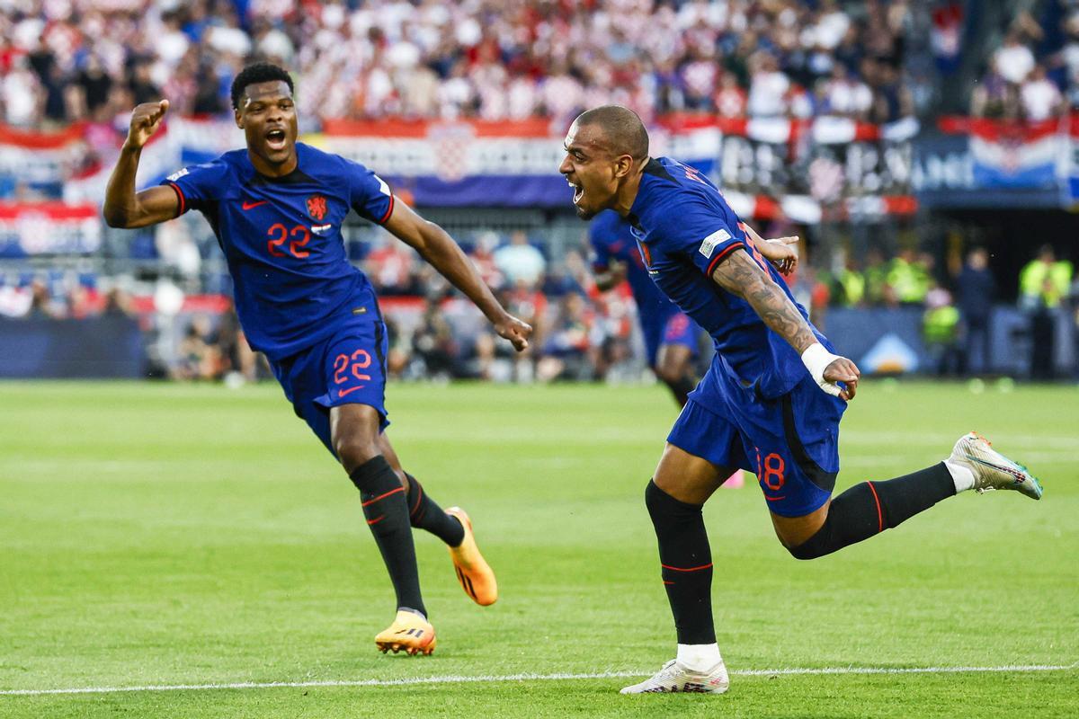 Rotterdam (Netherlands), 14/06/2023.- Donyell Malen (R) of the Netherlands celebrates scoring the opening goal during the UEFA Nations League semi final soccer match between the Netherlands and Croatia at Feyenoord Stadion de Kuip in Rotterdam, Netherlands, 14 June 2023. (Croacia, Países Bajos; Holanda) EFE/EPA/KOEN VAN WEEL