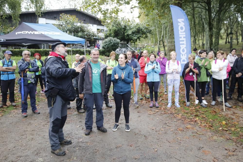 Decenas de personas participan en el Trail Montes de Vigo, con dos recorridos en el entorno del Monte dos Pozos de 23 y 13 kilómetros. También se celebró una andaina de 7 kilómetros.