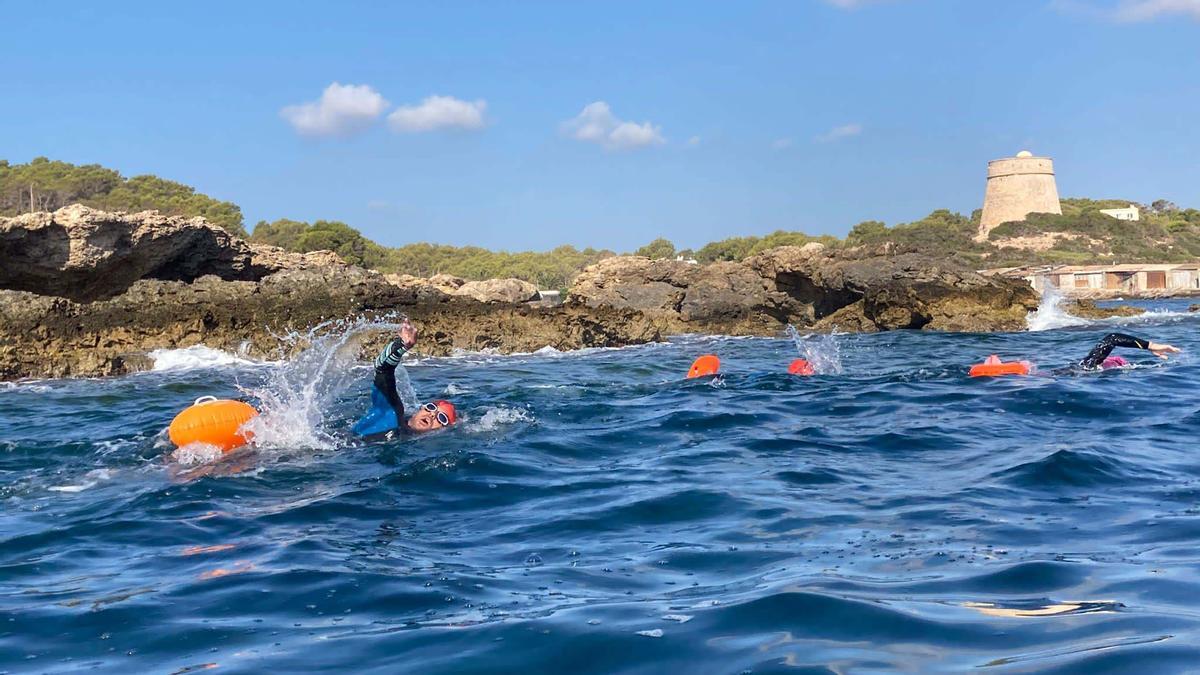 El paratriatleta Javier Vergara cumple con éxito su reto de 5km de natación por una causa benéfica