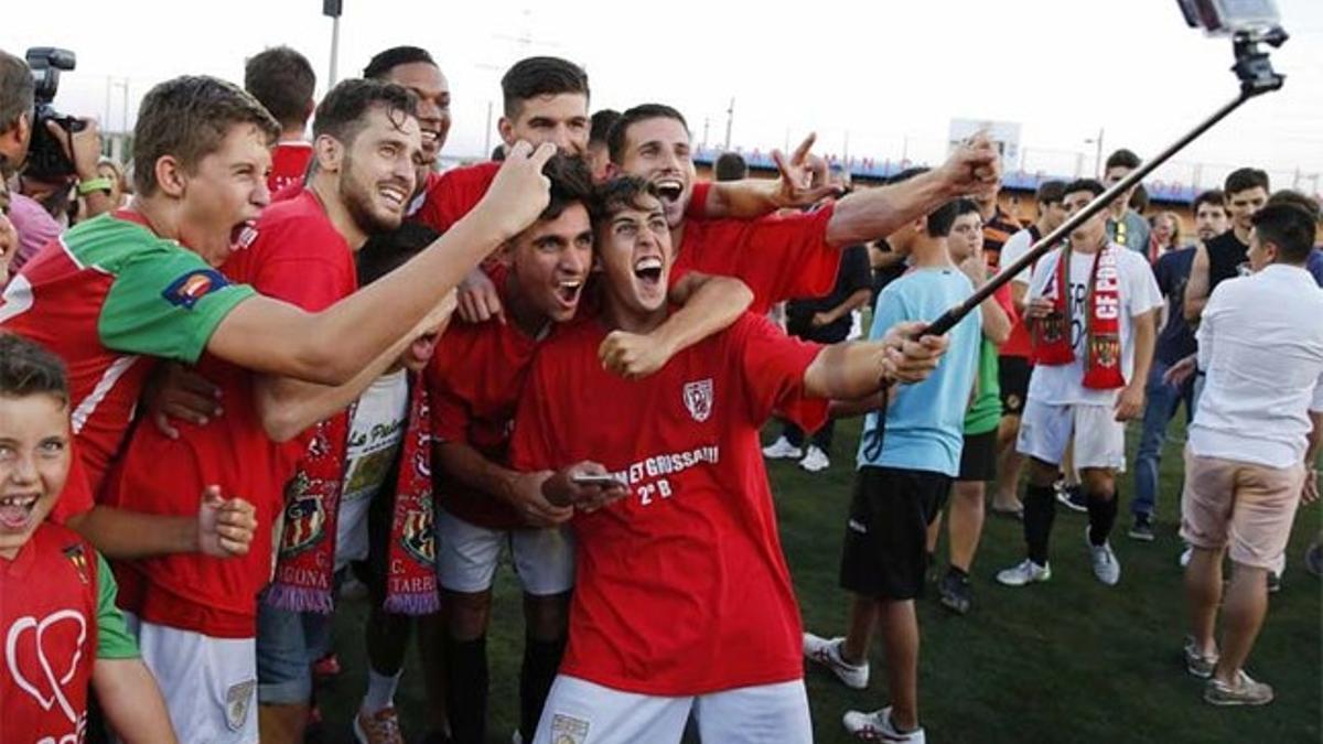 Algunos jugadores de la Pobla se hicieron el 'selfie' del ascenso