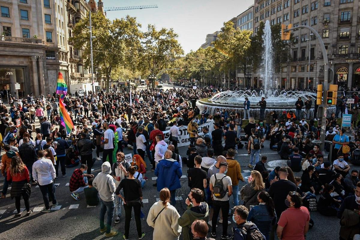 Manifestantes contra la orden de la Generalitat que cierra bares y restaurantes durante 15 días en Catalunya.