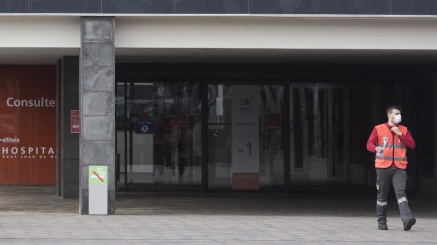 Un sanitari a l&#039;Hospital de Sant Joan de Déu de Manresa