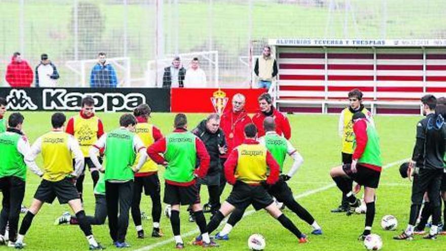 arenga continua. «Todos al centro». Cuando algo no le gusta, Javier Clemente interrumpe la sesión y reúne a futbolistas y técnicos en el centro del campo para corregirlo.