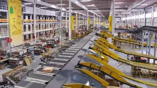 Dentro del único centro logístico de Zalando en España: cinco campos de fútbol llenos de moda en Illescas