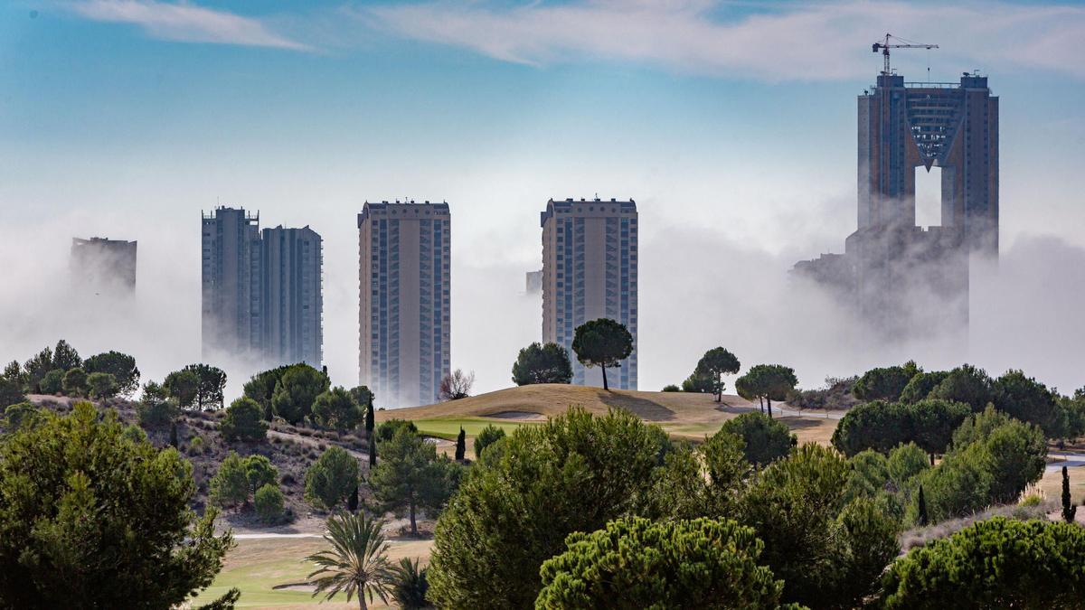 La niebla devora los rascacielos de Benidorm