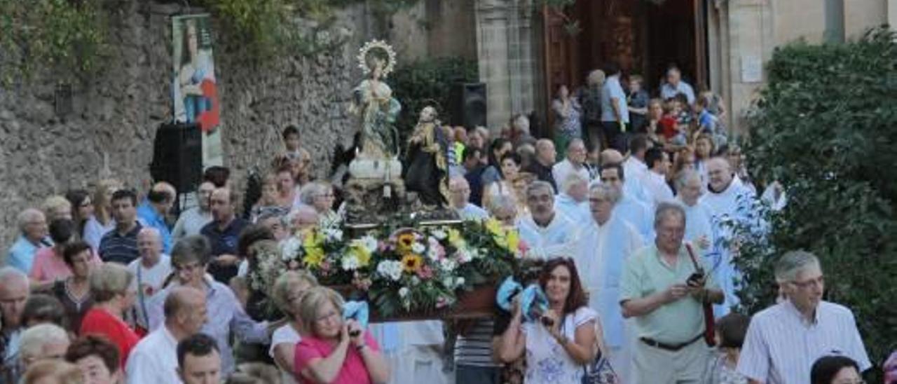 Devotos portando a la Virgen de los Lirios durante la procesión.