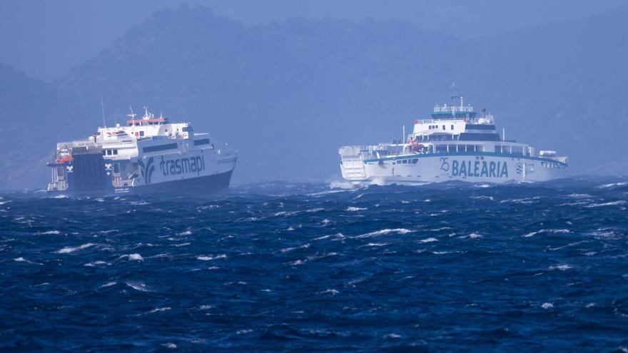 El temporal de viento obliga a cerrar el puerto de Ibiza durante dos horas