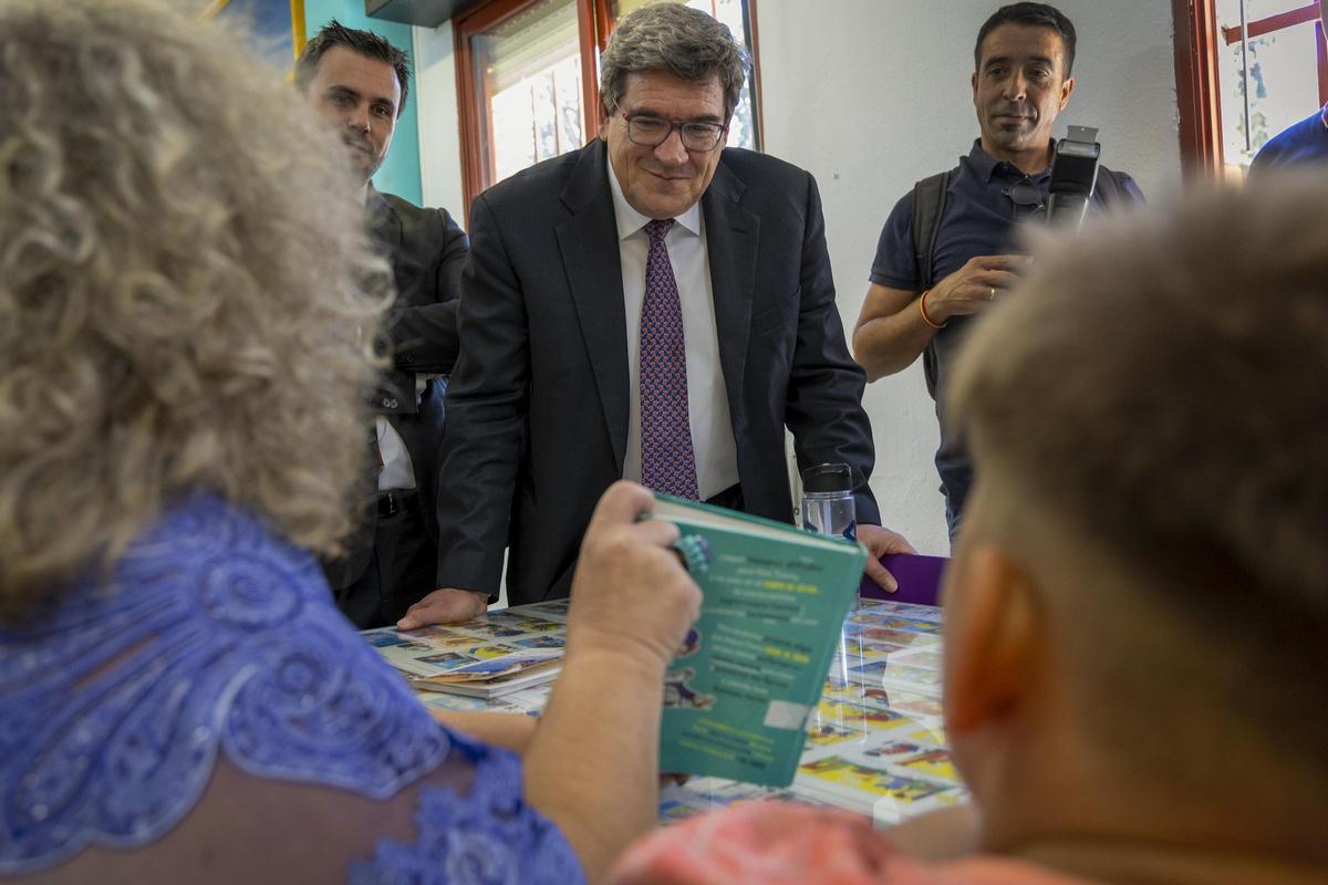 El ministro Escrivá visita un colegio en Málaga