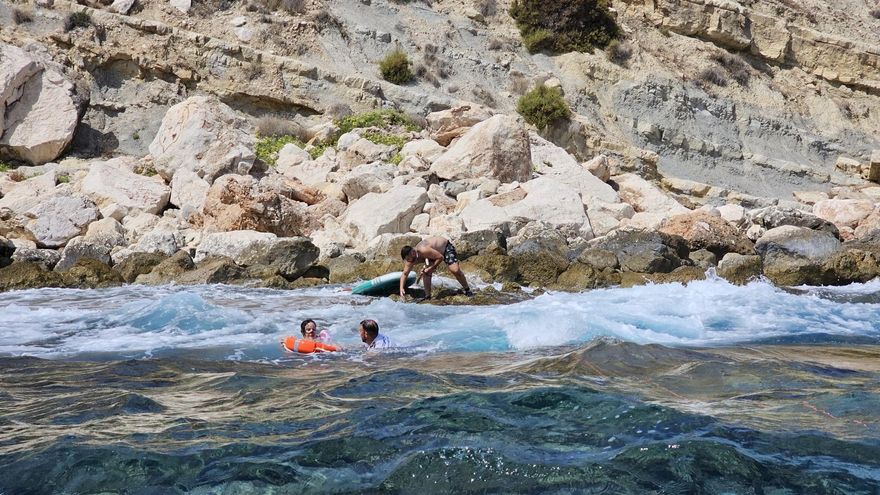 Segundo rescate en tres días en aguas del Penyal d&#039;Ifac de Calp: las olas lanzan contra las rocas a una pareja que hacía paddle surf