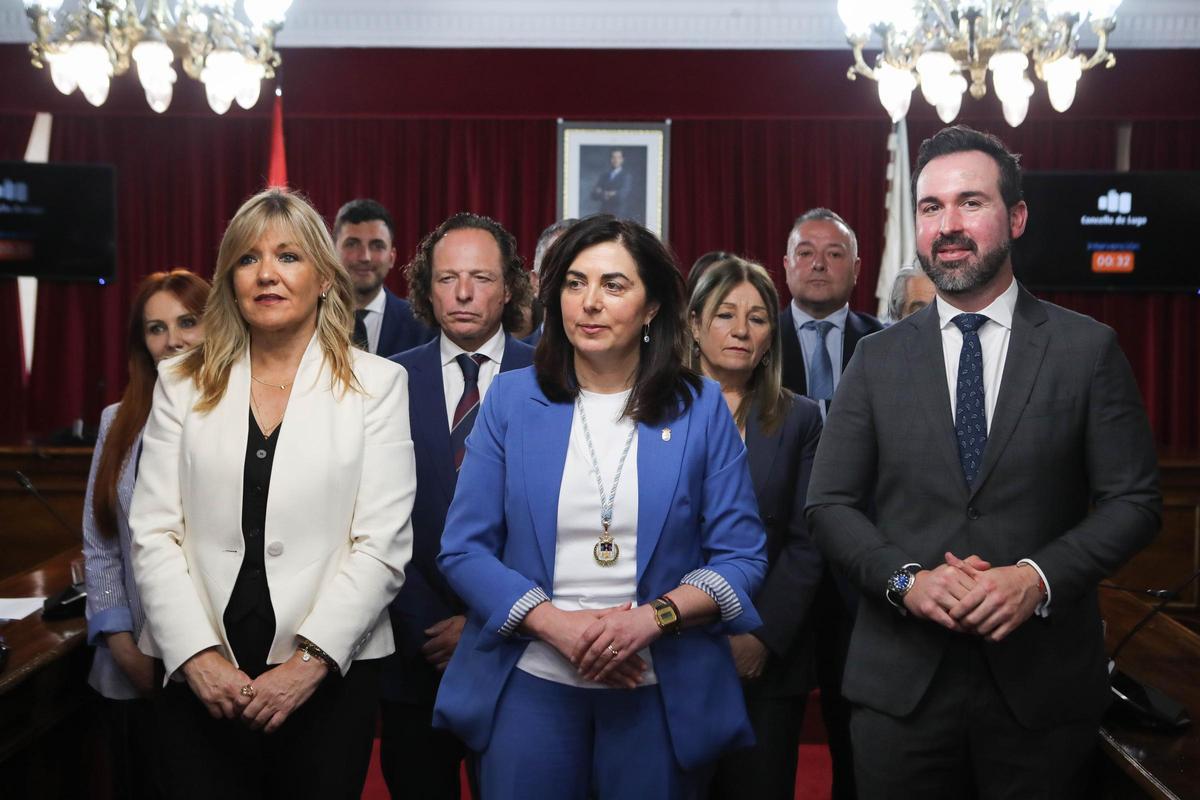 Foto de familia de Elena Candia y los ediles del PP, sin María Reigosa, después de convertirse en alcaldesa.