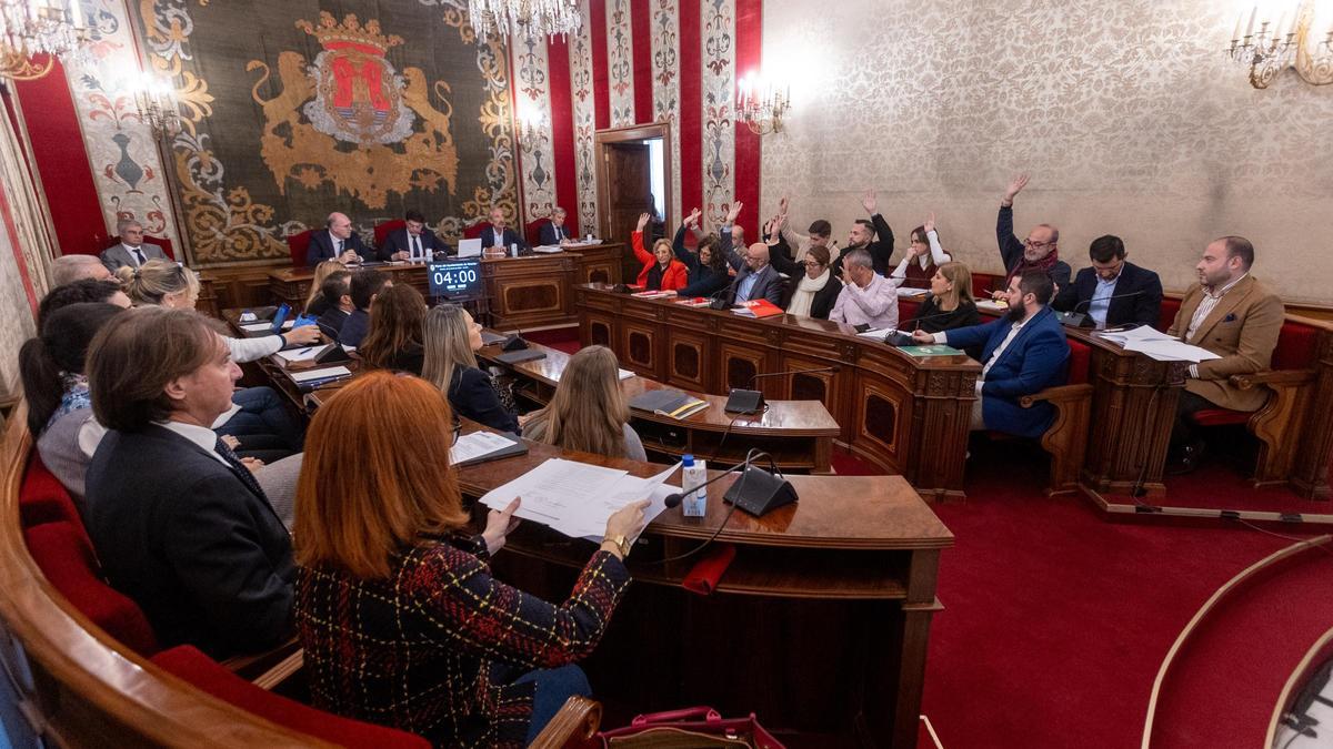 Un momento del pleno de aprobación de presupuesto del Ayuntamiento de Alicante.