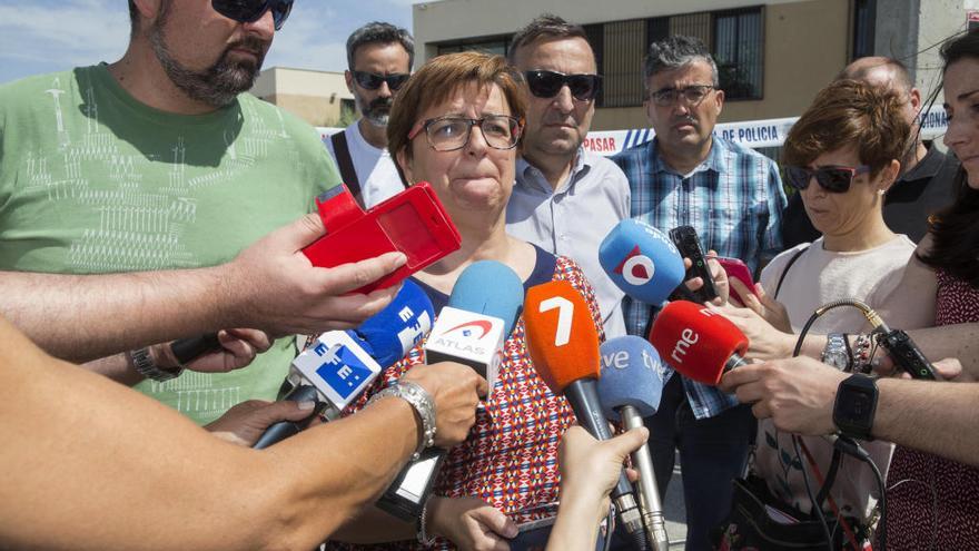 La presidenta de Astrade a las puertas del centro.