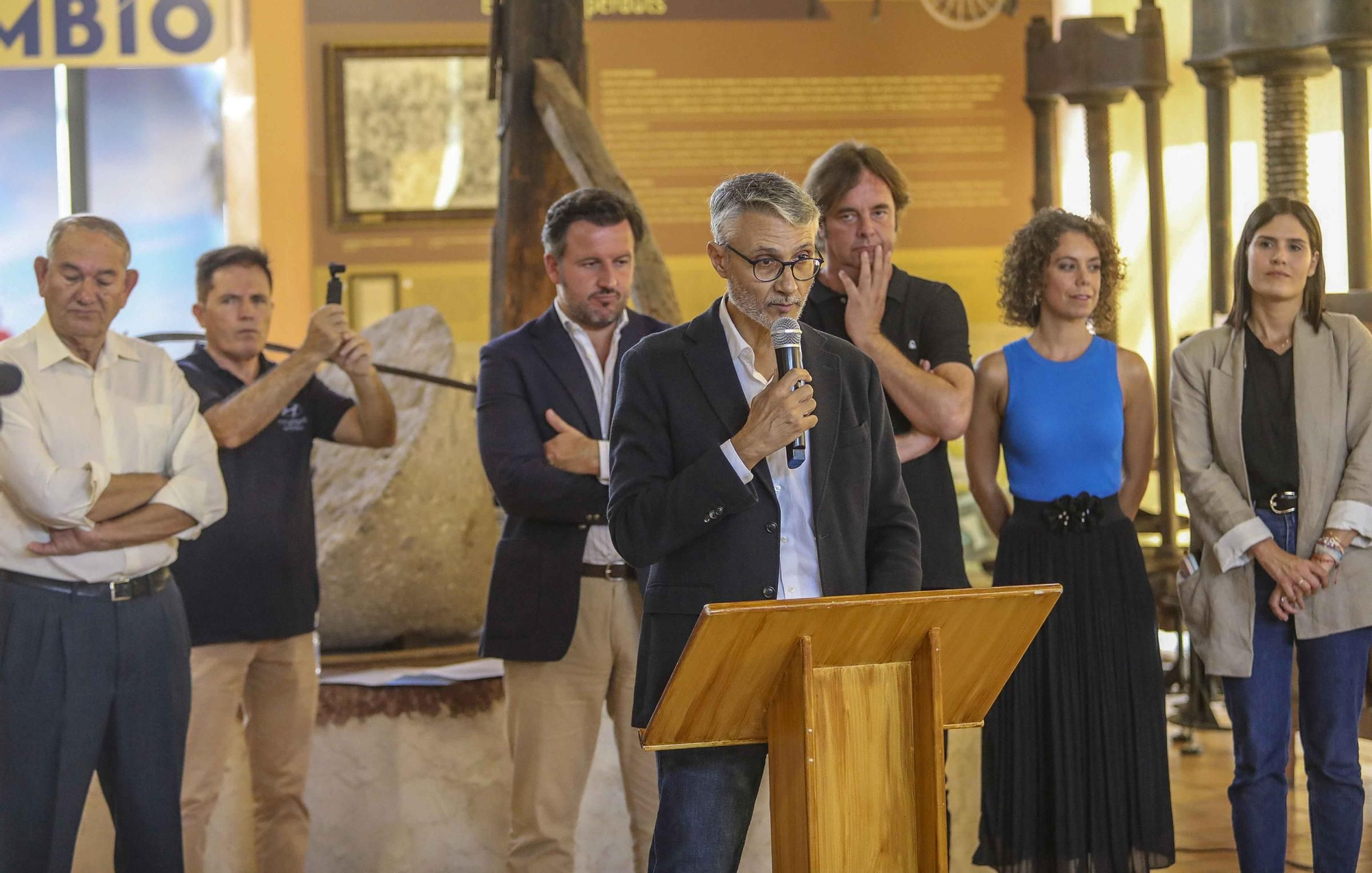Niños con alma de guia turistica en el museo de pusol Elche