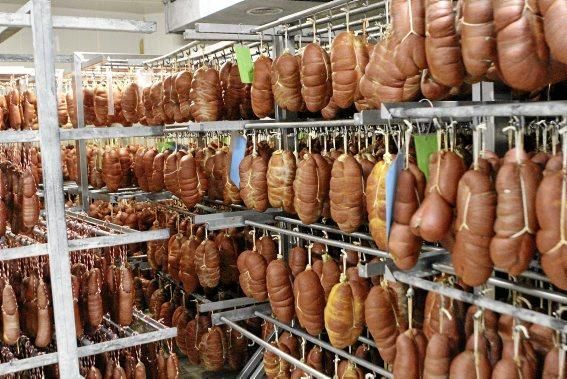 Kleine Ökonomie der Streichwurst: Neben der handwerklich gefertigten Variante gibt es auch eine Großproduktion. Marktführer ist seit Jahrzehnten El Zagal.