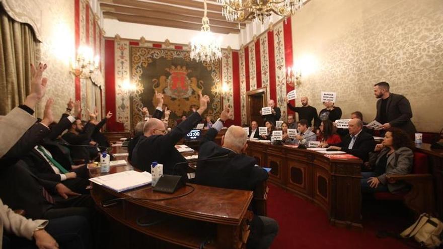 La derecha vota a favor de la propuesta sobre los vestigios franquistas, mientras la izquierda muestra carteles contra Barcala