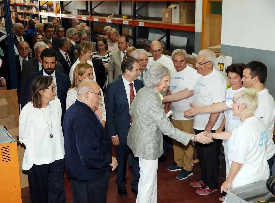La reina Sofía visita el Banco de Alimentos de Vigo