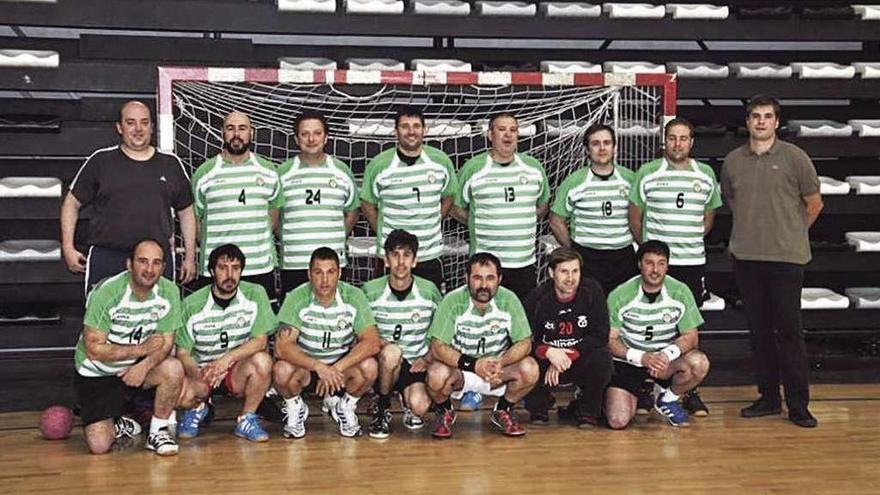 Los veteranos del Balonmán Lalín fueron los organizadores de dos campeonatos gallegos.