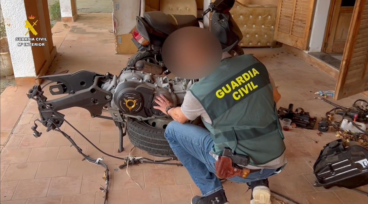 Ein Beamter der Guardia Civil bei der Inspektion.
