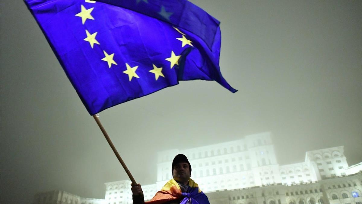 abertran41095891 a man waves a european union flag in front of the romanian p171128133039