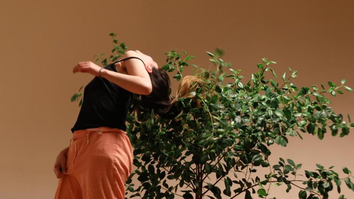 Azahara ubera en su performance 'Bailar para las plantas'