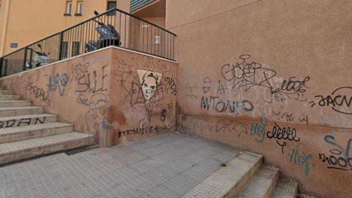 Pasaje de la Menta, en El Molinillo, donde los vecinos denuncian que jóvenes se reúnen para hacer botellón.
