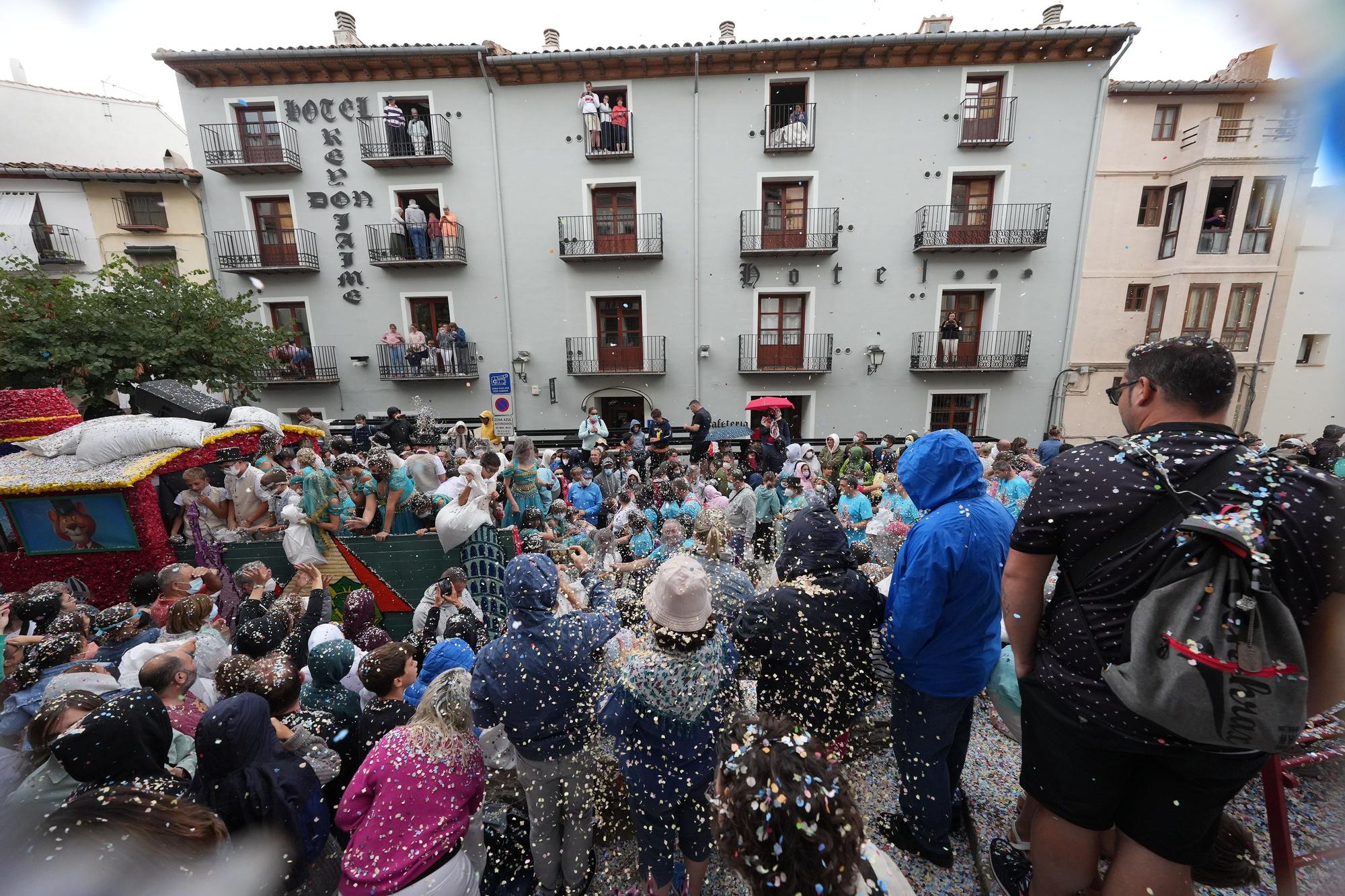 Búscate en el desfile de carrozas y disfraces de l'Anunci de Morella