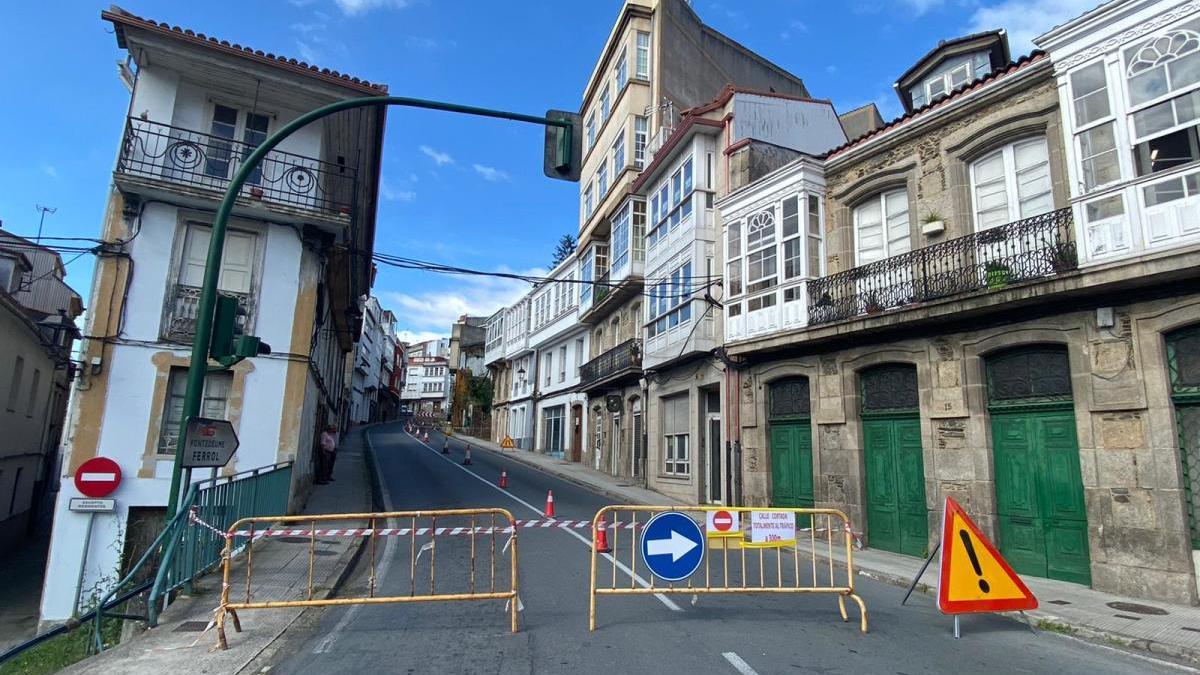 Betanzos corta el tráfico en la N-651 a la altura de Saavedra Meneses por el derrumbe de un edificio